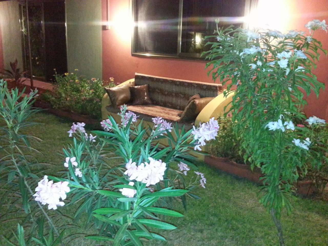 Golden Lilies Hotel Kokrobite Kültér fotó