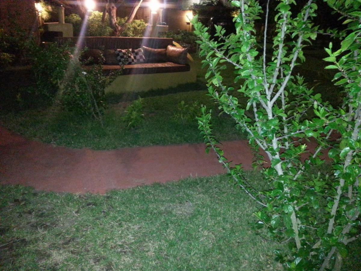 Golden Lilies Hotel Kokrobite Kültér fotó